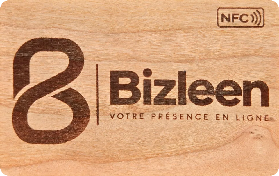 Carte de visite Bizleen en bois gravé : le logo Bizleen, « Votre présence en ligne » et le symbole NFC