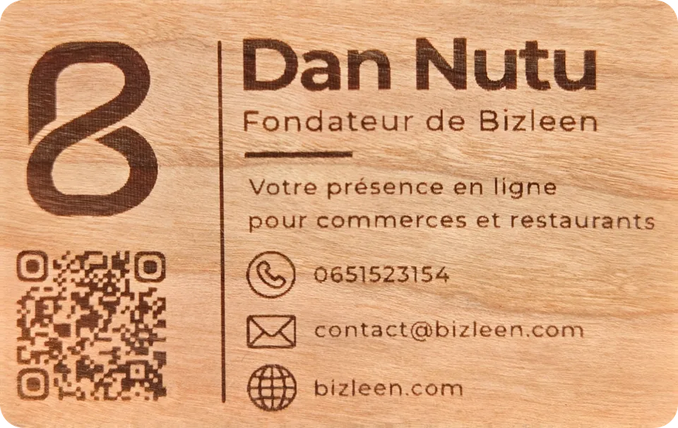 Verso de la carte en bois de Dan Nutu, fondateur de Bizleen, avec son QR code gravé