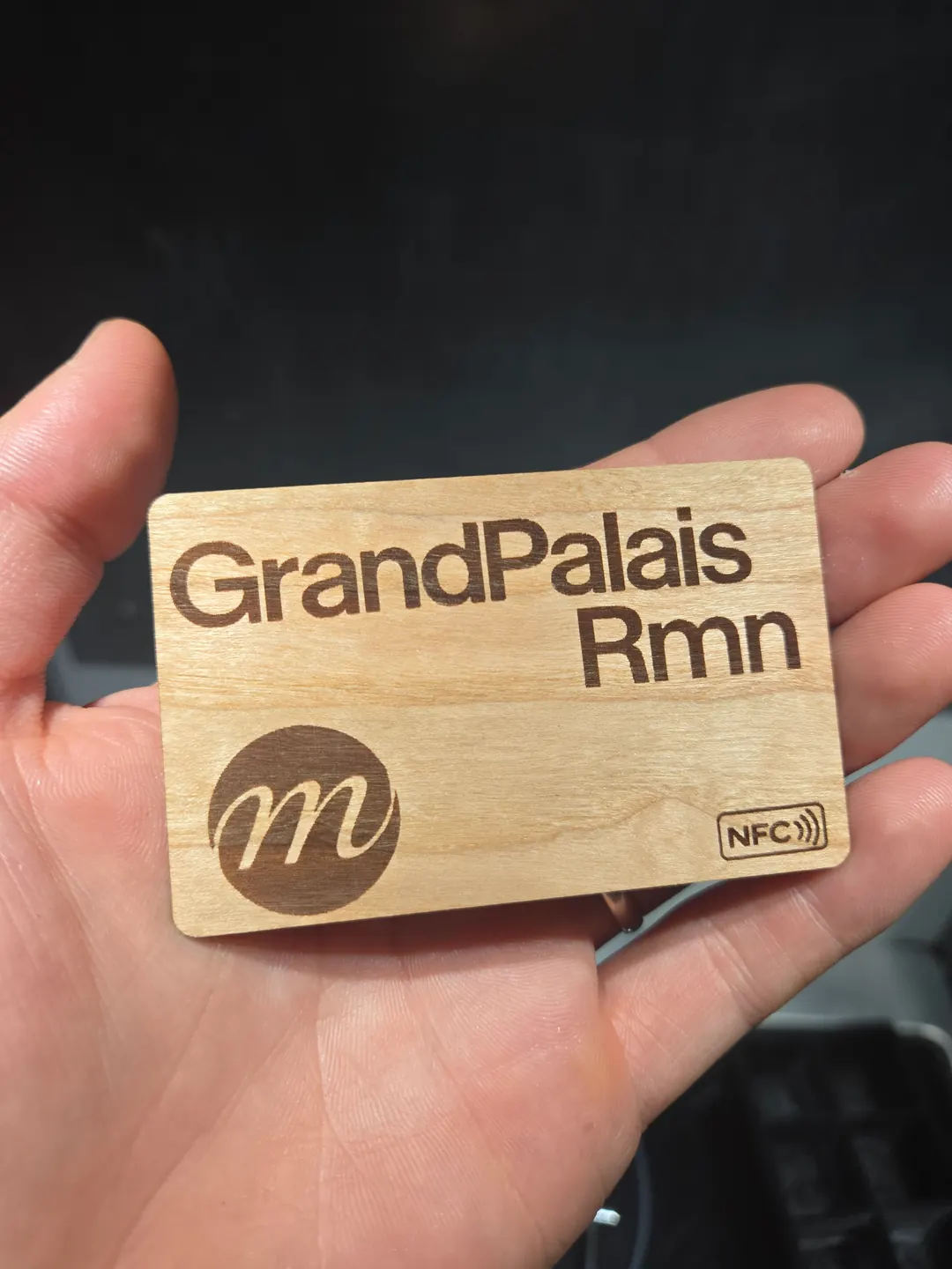Carte en bois gravée aux couleurs de GrandPalais Rmn, recto